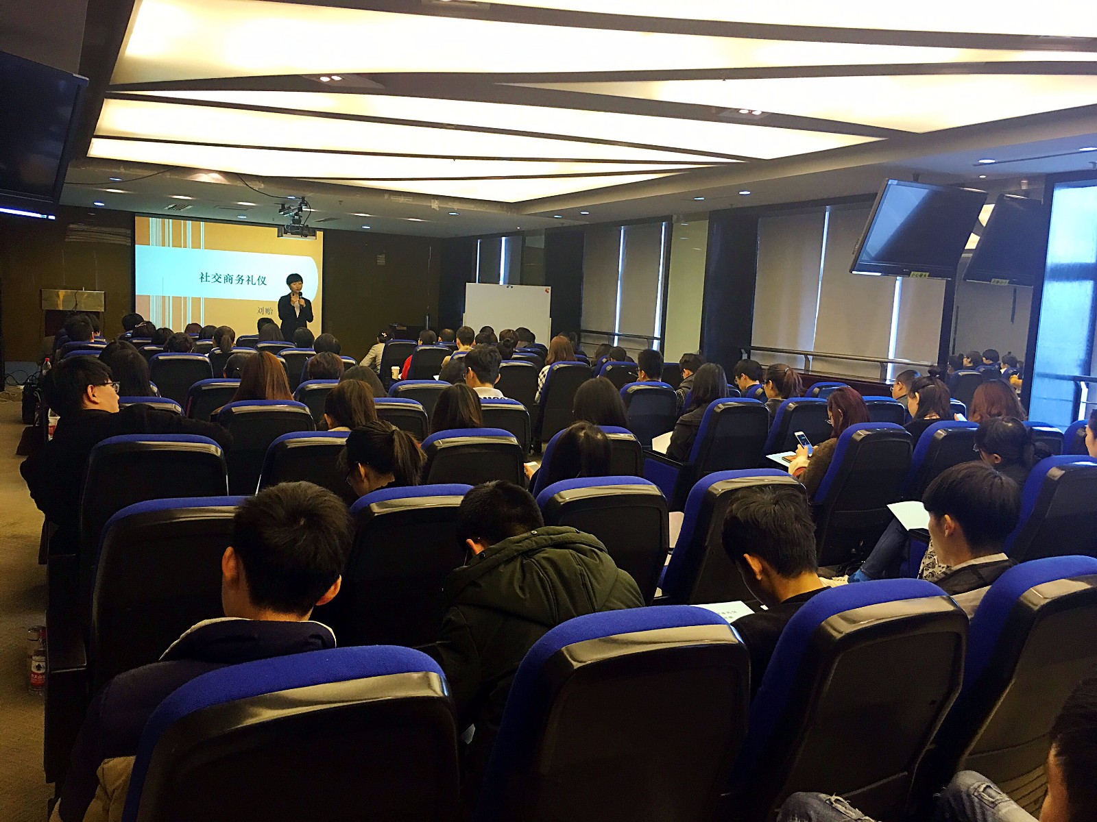 冠亚·体育（集团）官方网站集团商务礼仪培训圆满结束.jpg
